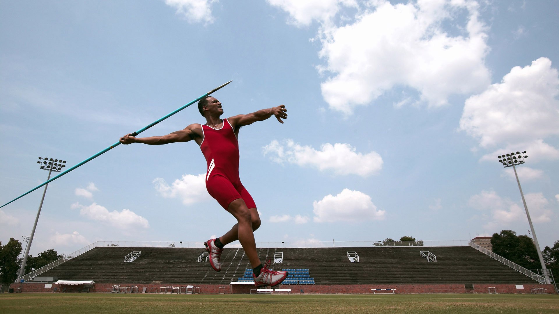 在对阵雄鹿的比赛中，库里展现“神射手”本色，四节投中9个三分，砍下44分！
